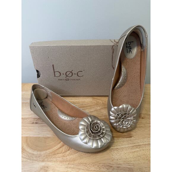 B.O.C Fun & Artsy Flats Champagne Silver Shoes with Flower Applique Size 8.5  JL - Picture 1 of 13